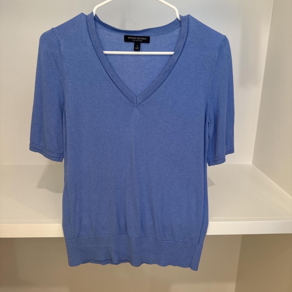 Banana Republic Women's Blue V-neck sweater